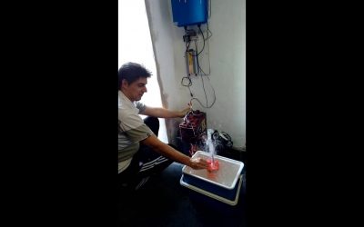 Breve prueba de bomba sumergible solar bombeando agua – Repost por DAKXIM